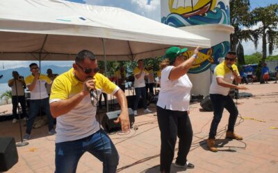 Orquesta Color Esperanza pone a bailar a veraneantes en Apulo, Ilopango