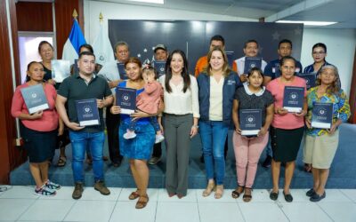 Vivienda entrega escrituras de propiedad a 17 familias