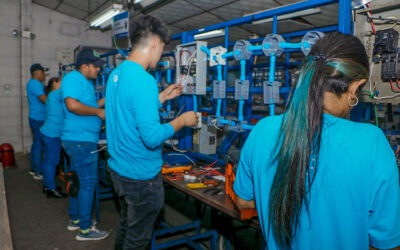 Estudiantes de escuela de la DOM se preparan para obtener certificado de electricidad