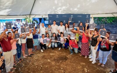 Ministra de Vivienda entrega escrituras de propiedad a familias de Acajutla