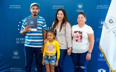 Ministra Michelle Sol entrega escrituras de propiedad a familias de Jiquilisco