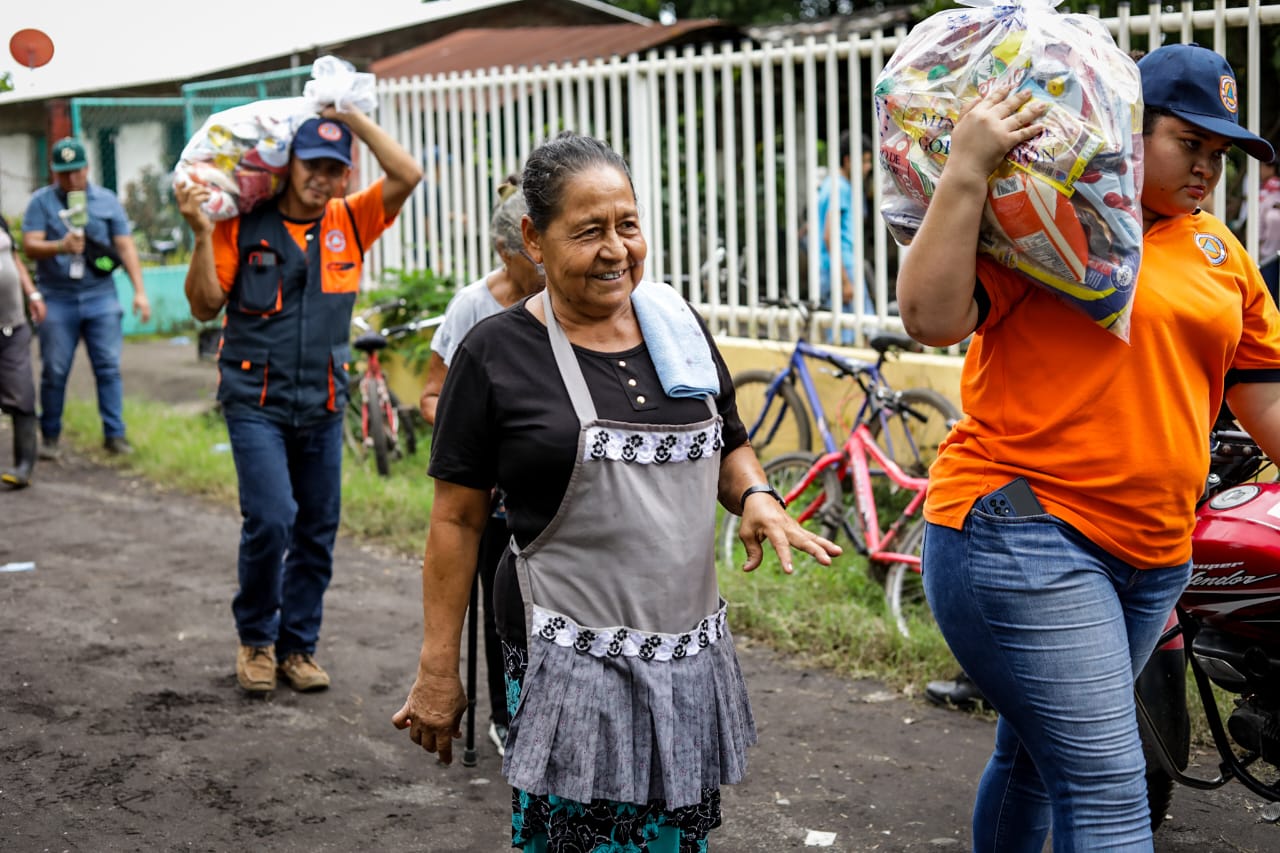 Gobierno entrega paquete de alimentos a familias afectadas por Tormenta ...