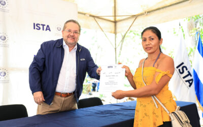ISTA entrega escrituras de propiedad a familias de Usulután