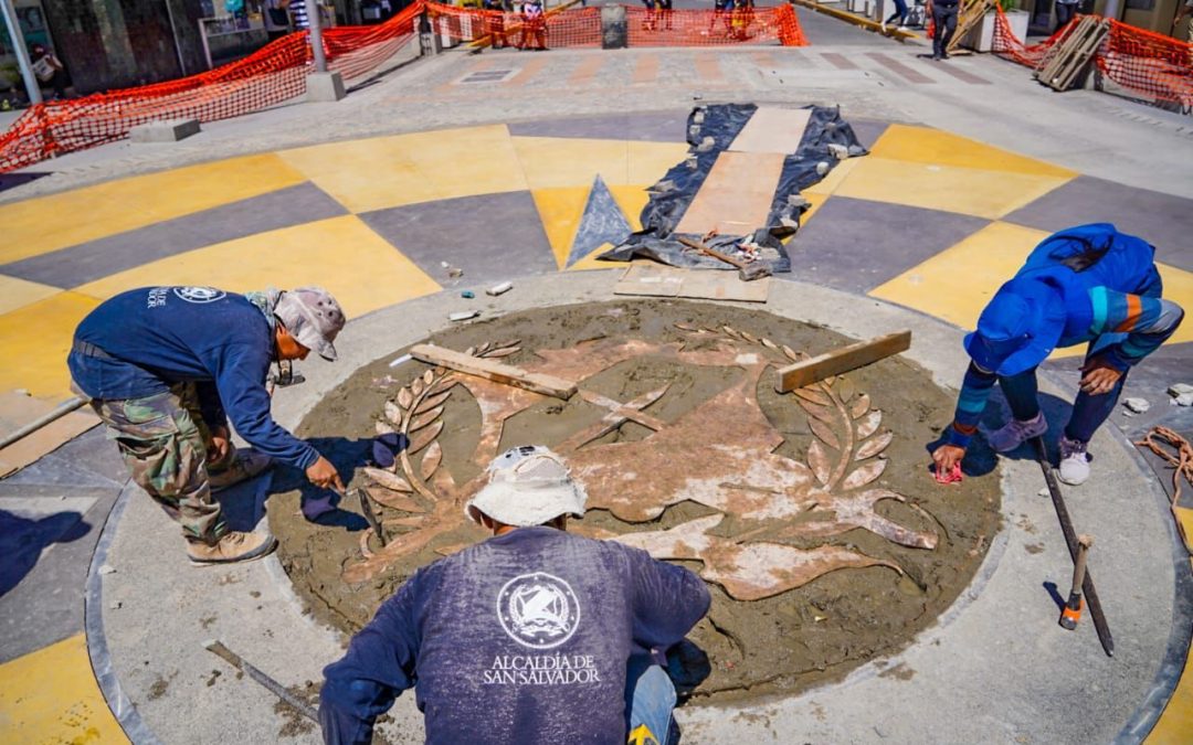 Alcaldía de San Salvador instala nuevo emblema en el corazón de la capital