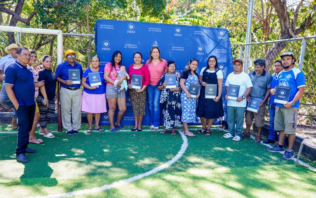 Ministerio de Vivienda entrega escrituras de propiedad a familias de Chirilagua