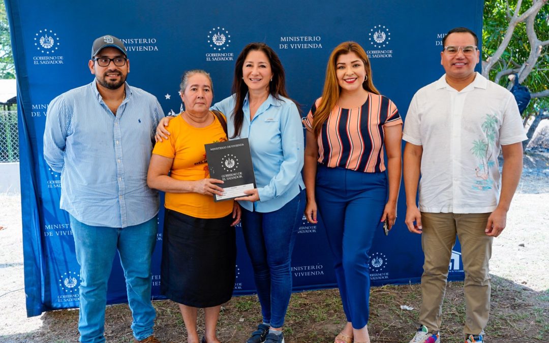 Gobierno entrega escrituras de propiedad a familias de la comunidad El Caoba