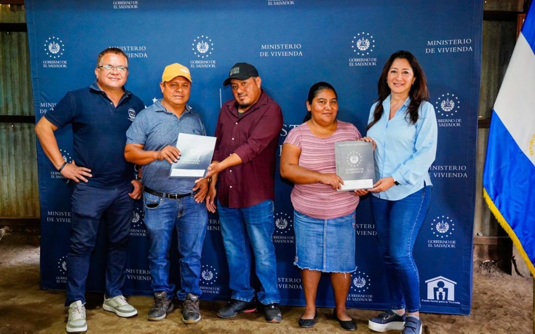 Familias de Nahuizalco reciben escrituras de propiedad por parte del Gobierno