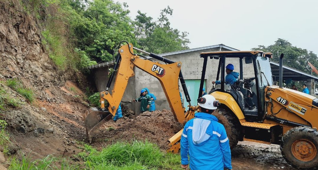 DOM evacúa a familia de Chalatenango ante emergencia por alud de tierra