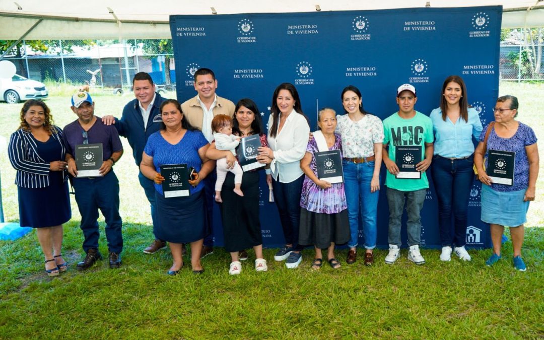 Vivienda entrega escrituras de propiedad a 74 familias de Apopa