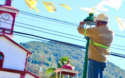 Alcaldía ilumina espacios públicos de Nejapa