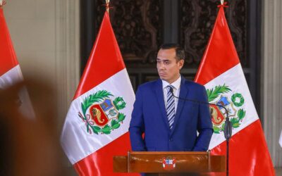 En Perú, Congreso destituye al presidente del país