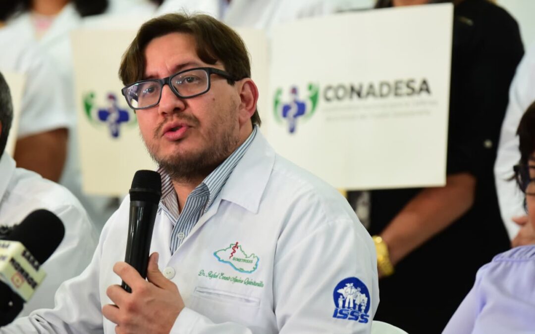 Médico es acusado de exponer información confidencial